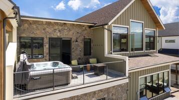 House, 3 Bedrooms | Balcony