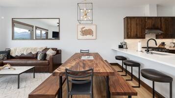 House, 3 Bedrooms | In-room dining