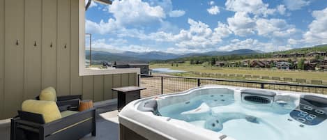 House, 3 Bedrooms | Outdoor spa tub