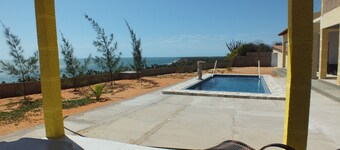 Apartamento em Icapui, com piscina, cozinha ,aproximadamente 500m da praia.
