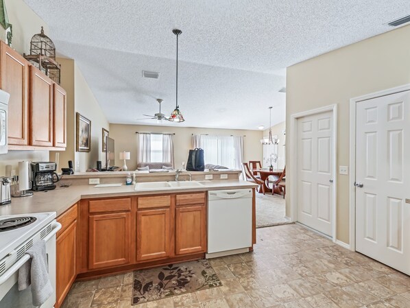 冷蔵庫、電子レンジ、オーブン、コンロ