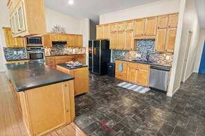 ثلاجة، ميكروويف، فرن، موقد طهي مسطح