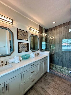 Douche, séchoir à cheveux, shampooing