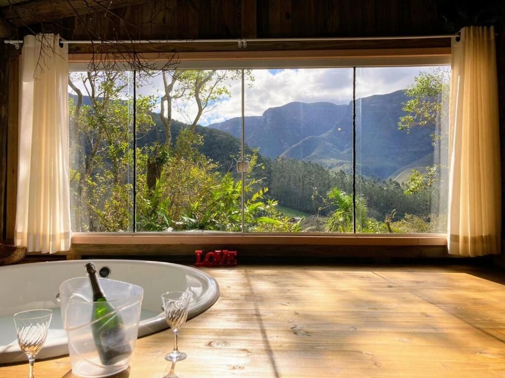 Chalé conforto | 1 quarto, escrivaninha, Wi-Fi de cortesia, roupa de cama