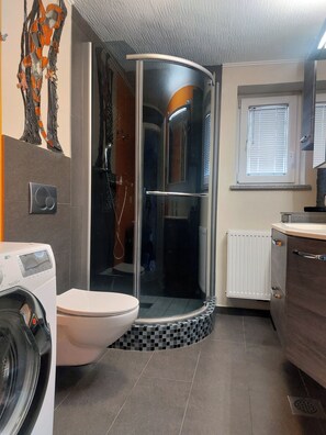 مجففات شعر، مناشف، صابون، ور�ق حمّام