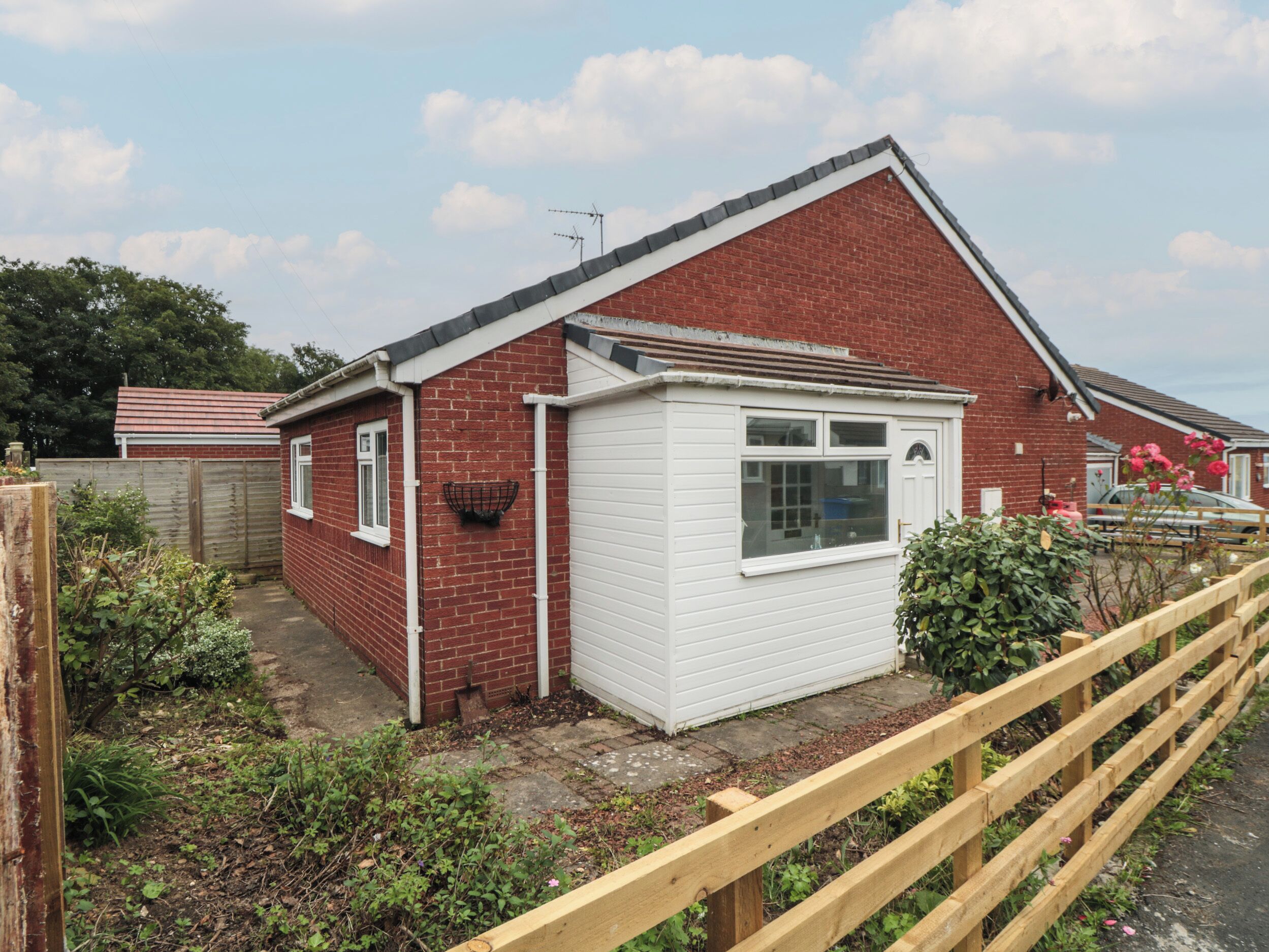 10 SOUTHCLIFFE DRIVE, pet friendly, with a garden in Primrose Valley