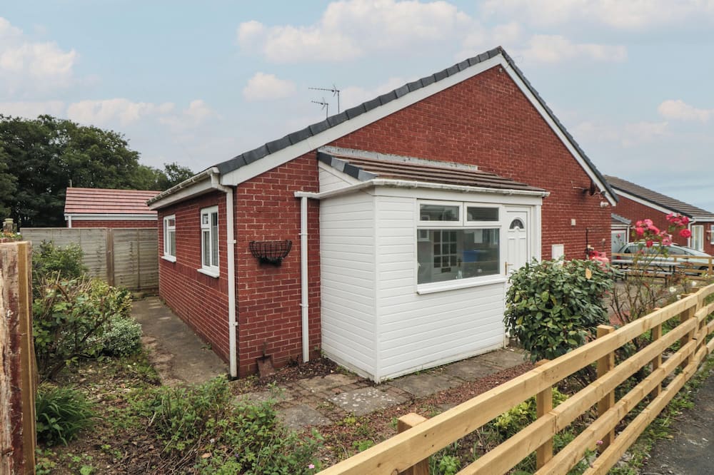10 SOUTHCLIFFE DRIVE, pet friendly, with a garden in Primrose Valley