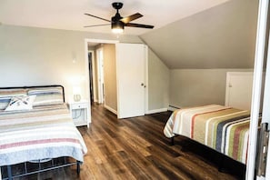 4 bedrooms, iron/ironing board, WiFi, bed sheets