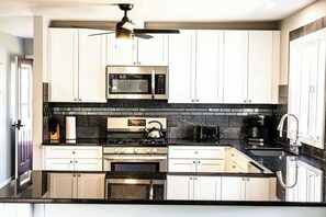 Geladeira, micro-ondas, fogão, cooktop
