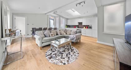 3 Bed City Centre House Sleeps 6 - Parking, Wifi