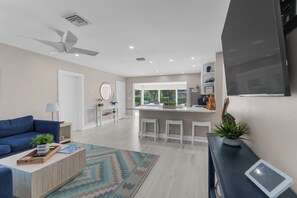 Smart TV - 3/3-5 Guests-Heated Pool-Waterfront Dock-Redone (Ft. Lauderdale)