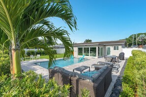 Indoor pool, a heated pool - 3/3-5 Guests-Heated Pool-Waterfront Dock-Redone (Ft. Lauderdale)