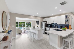 Fridge, microwave, oven, stovetop - 3/3-5 Guests-Heated Pool-Waterfront Dock-Redone (Ft. Lauderdale)