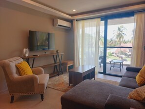 Standard Apartment, 1 Bedroom, Balcony, Partial Ocean View (312 - second floor) | Oppholdsområde | En 42-tommers smart-TV med digitale kanaler