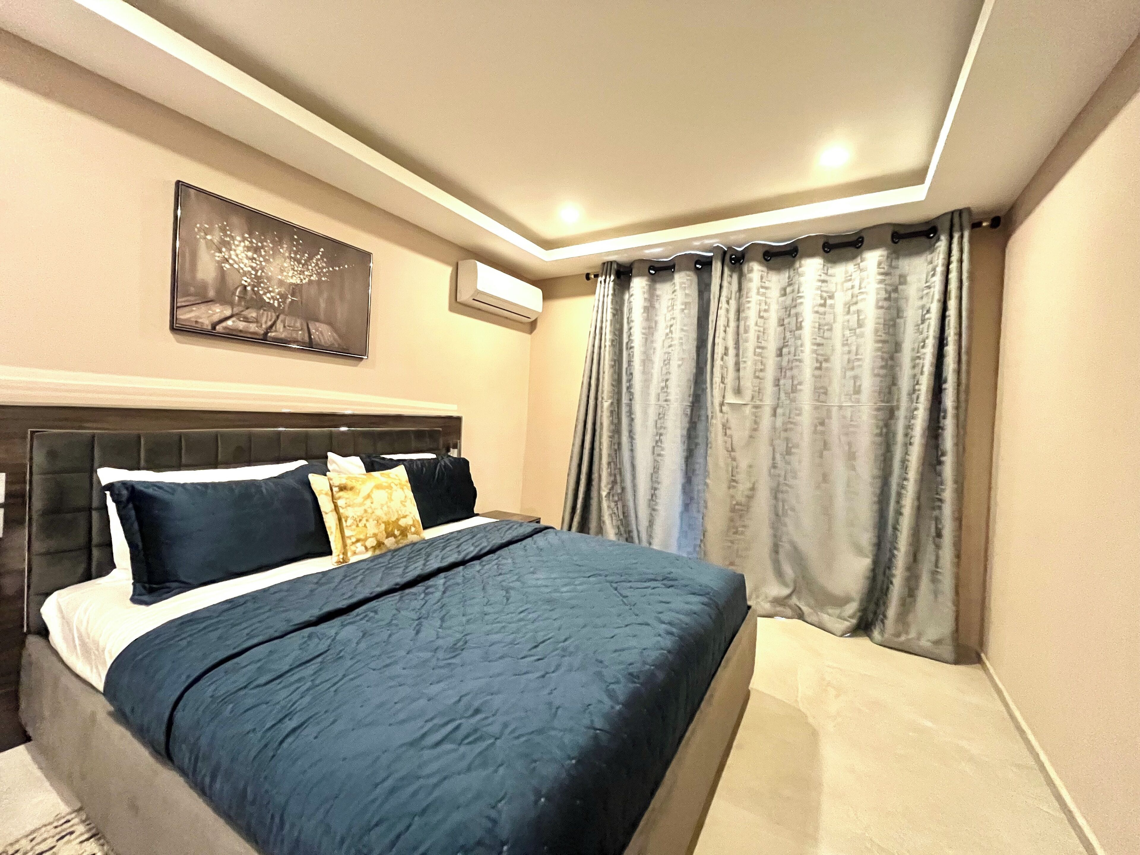 Standard Apartment, 1 Bedroom, Balcony, Partial Ocean View (416 - top floor) | Individually decorated, individually furnished, iron/ironing board