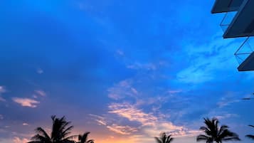 Hồ bơi ngoài trời, dù/ô trên bãi biển/hồ bơi, ghế dài tắm nắng