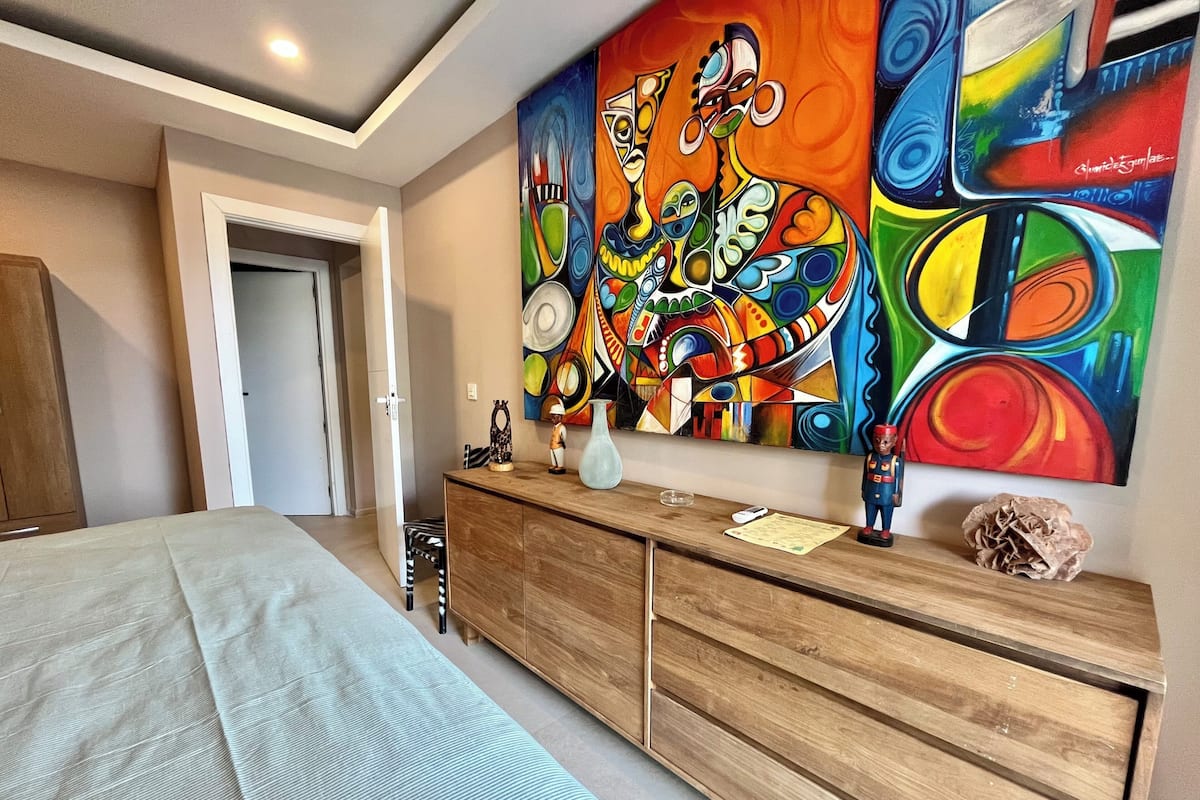 Tabla de planchar con plancha, wifi gratis y decoración personalizada