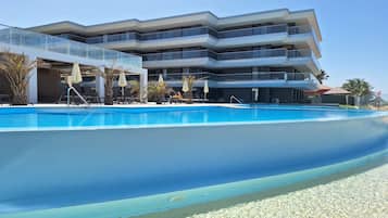 Piscina externa, guarda-sóis, espreguiçadeiras