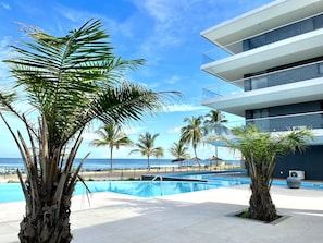 Plage, chaises longues, parasols