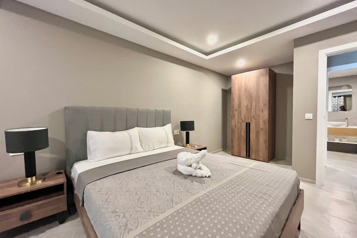 Tabla de planchar con plancha, wifi gratis y decoración personalizada