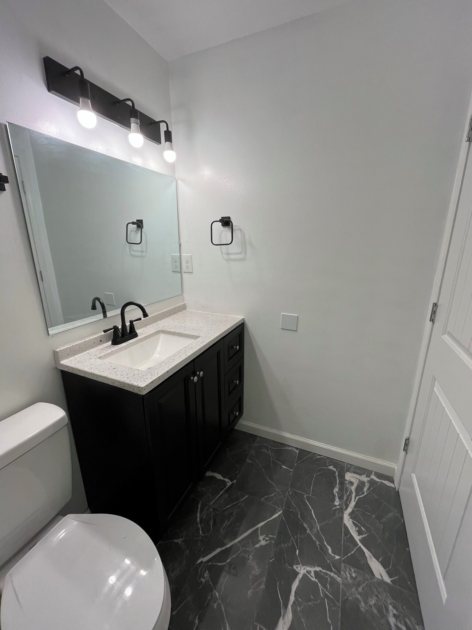 Sèche-cheveux, serviettes fournies, papier toilette