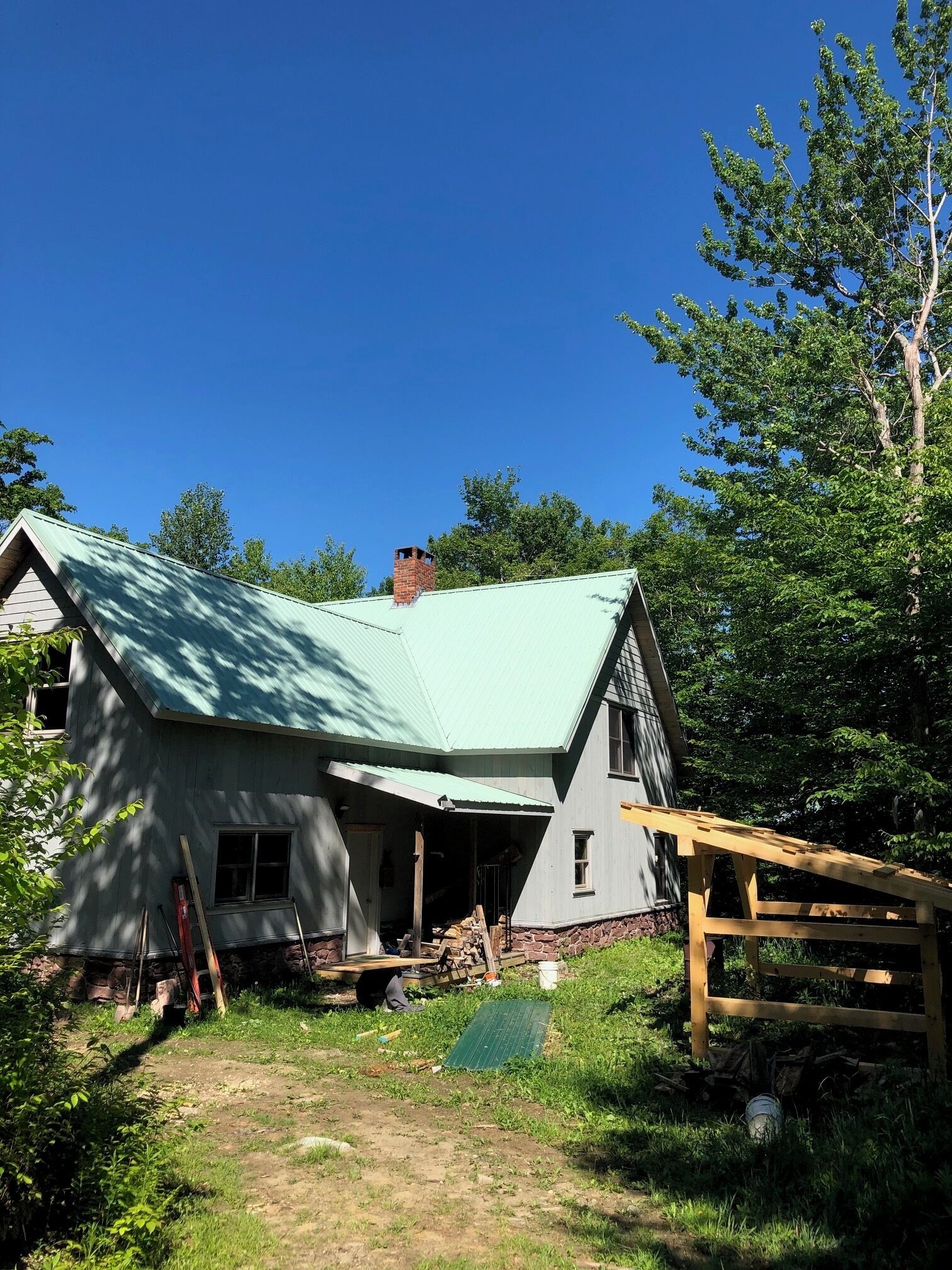 Off-grid Cabin with modern amenities next to National Forest and Trails