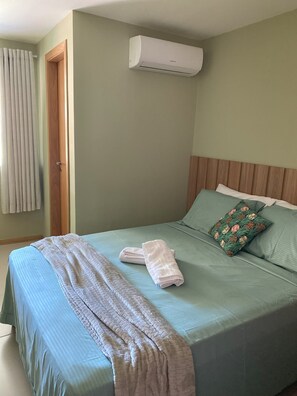 2 bedrooms, WiFi, bed sheets - Itacimirim Summer Ville. Your vacation home right on the sand!! (Monte Gordo)