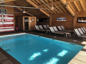 Piscina coberta (horari: 11:00-20:30) i gandules