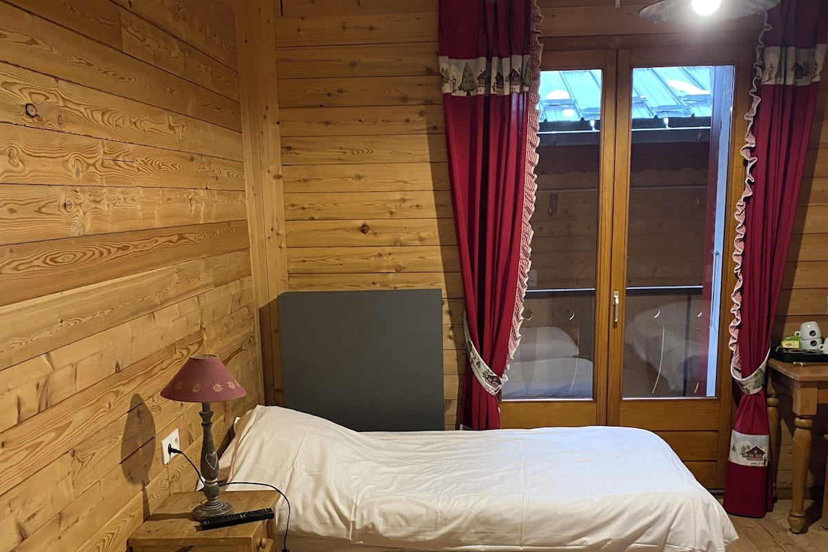 2 bedrooms, premium bedding, pillow-top beds, in-room safe