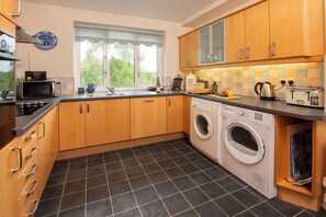 Kjøleskap, mikrobølgeovn, ovn og oppvaskmaskin