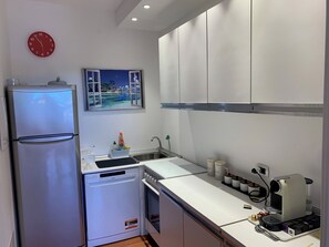 Kylskåp, ugn, spishäll och diskmaskin