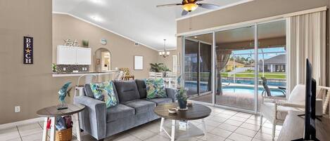 Smart-tv, videospil, bordtennisbord, bøger