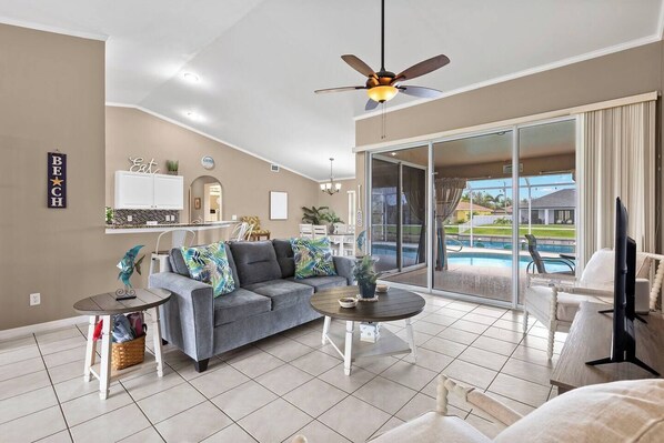 Smart-TV, Videospiele, Tischtennisplatte, Bücher