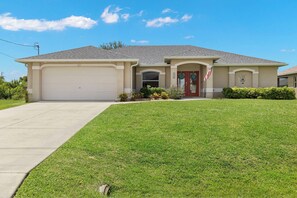 Exterior - Cape Coral Canalfront Oasis: Private Dock, Heated Pool & Arcade Fun (Cape Coral)