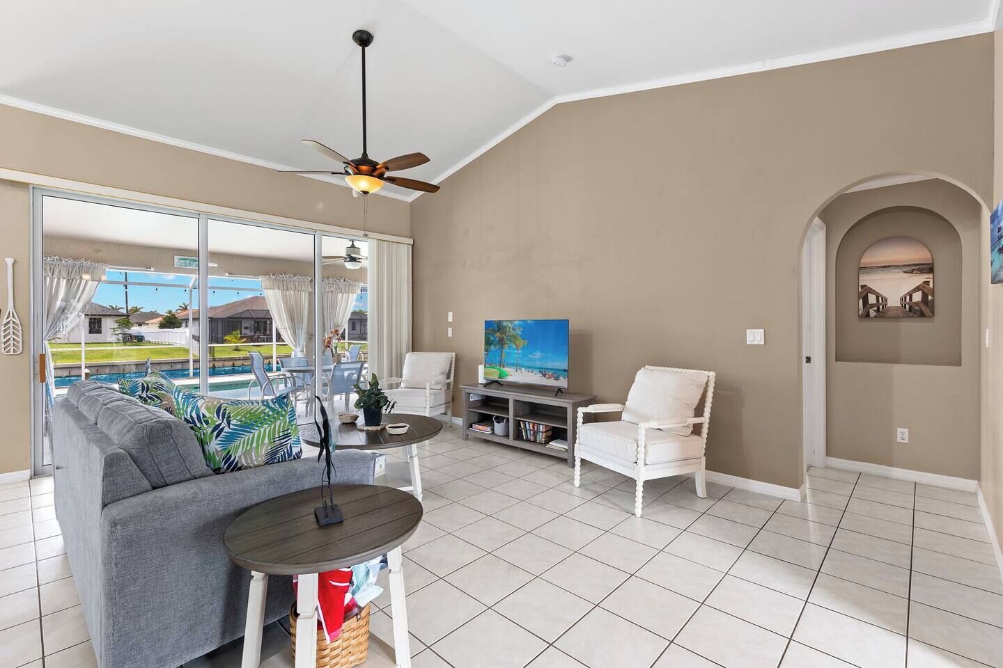 Cape Coral Canalfront Oasis: Private Dock, Heated Pool & Arcade Fun - Cape Coral, FL