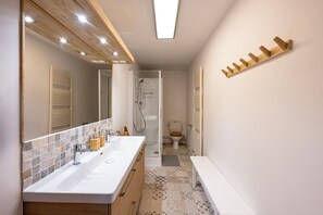 Ducha, artículos de tocador ecológicos, secador de pelo, toallas