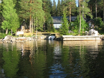 Spa-Deck mit Sauna und zwei Badetonnen!