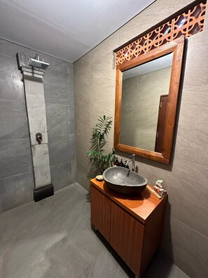 Signature-Baumhaus | Badezimmer | Regendusche, kostenlose Toilettenartikel, Bidet, Handtücher