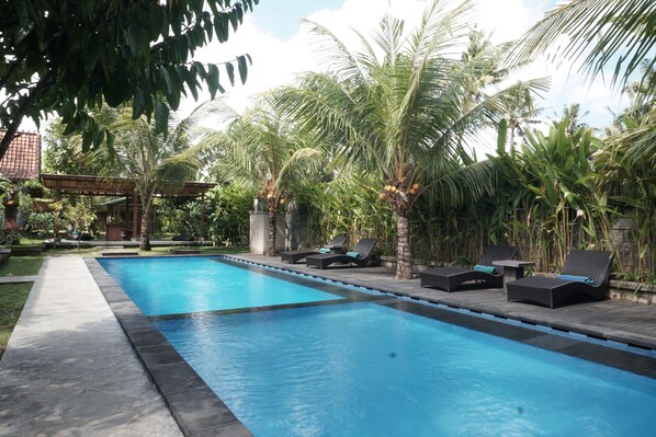 2 piscines extérieures