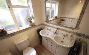 Chaumière | Salle de bain | Ensemble baignoire-douche, baignoire profonde, serviettes fournies