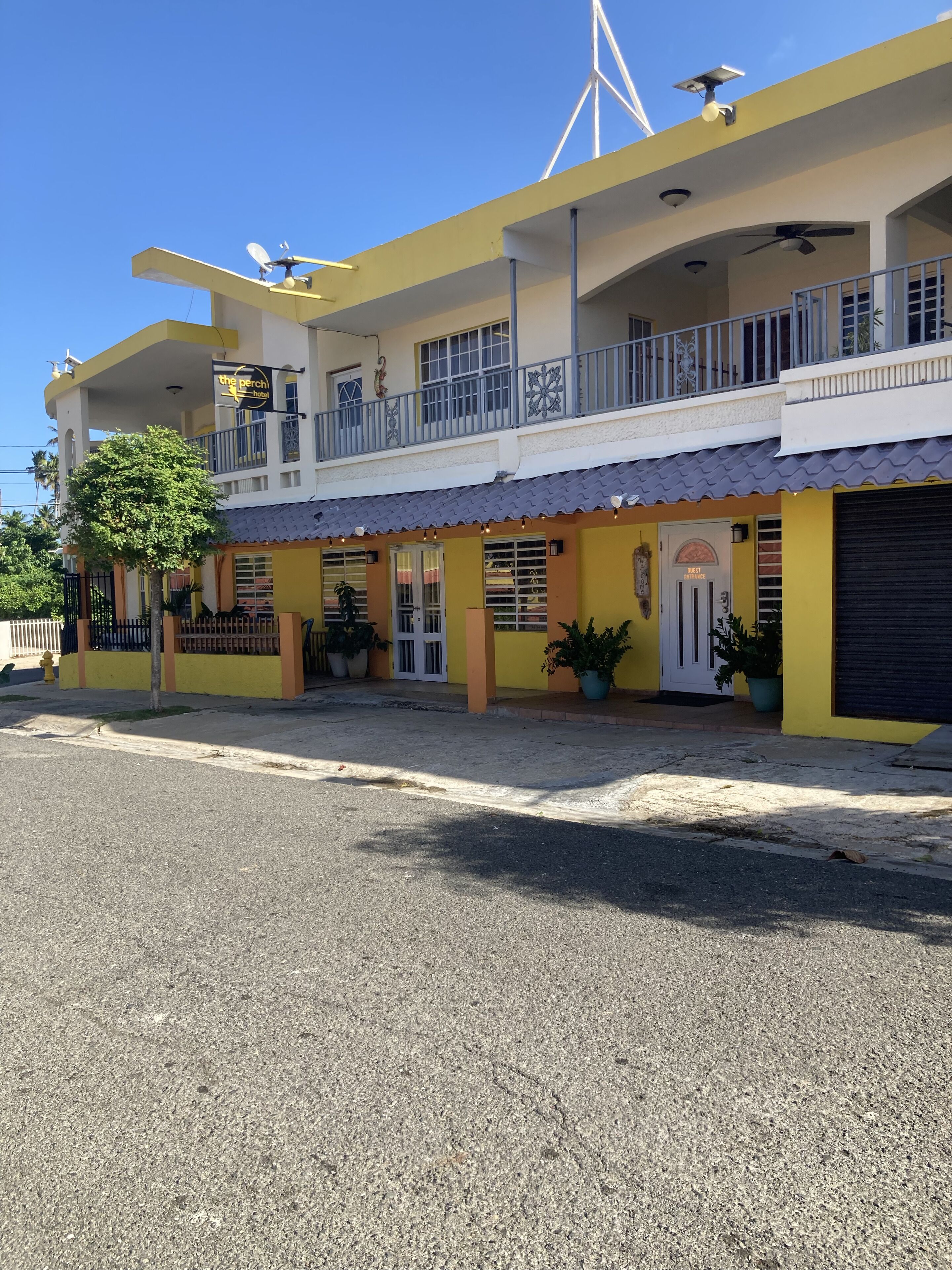 Vista frontal de la propiedad