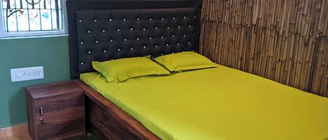 1 habitación y tabla de planchar con plancha