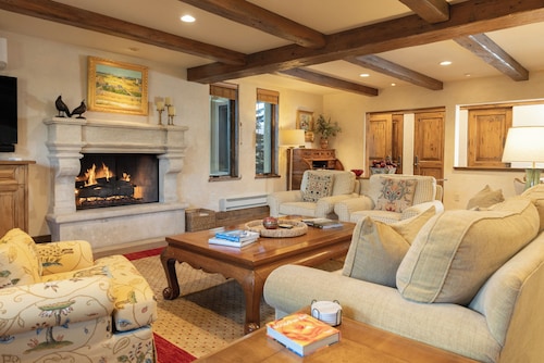 Sun Valley retreat at Lodge II Condos with garage and Resort Amenities