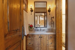 Doccia, asciugacapelli, asciugamani, sapone