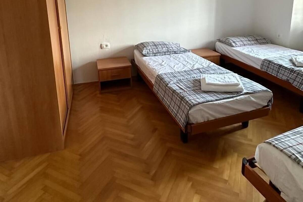 Eenvoudige vierpersoonskamer | 1 slaapkamer, gratis wifi