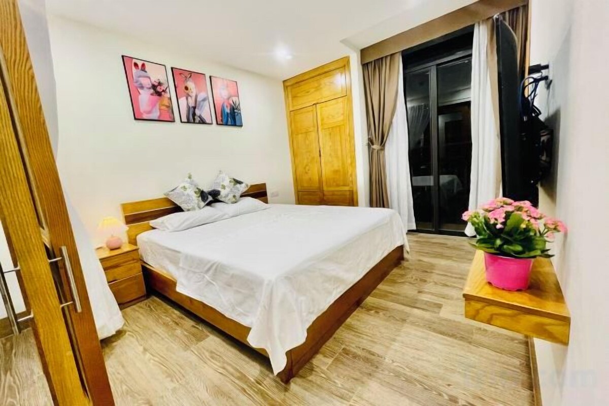 Deluxe One-Bedroom Apartment with Balcony