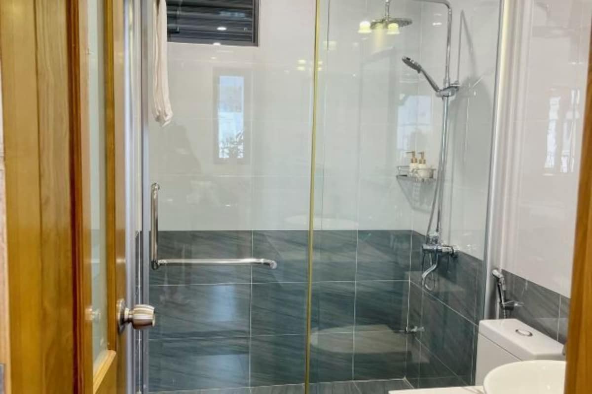 Bathroom | Combined shower/bathtub, hydromassage showerhead, free toiletries