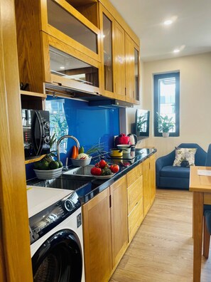 Apartamento panorâmico, 1 cama King, sacada, vista para a cidade | Cozinha privada | Geladeira, micro-ondas, cooktop, chaleira elétrica
