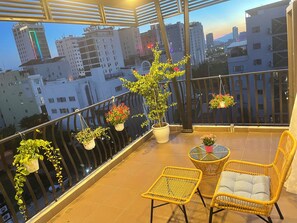 Departamento panorámico, 1 cama King size, balcón, vista a la ciudad | Balcón