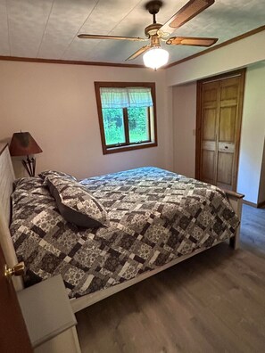 3 dormitorios, escritorio, tabla de planchar con plancha y cuna de viaje